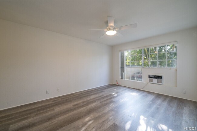 Building Photo - Available April 1st!  2 bedroom 2 bath ground floor unit at Crosspointe