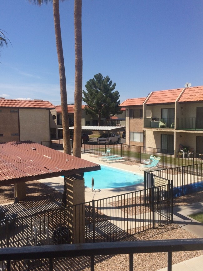Building Photo - QUAINT, CUTE, 2BR CONDO; Covered Parking; ...