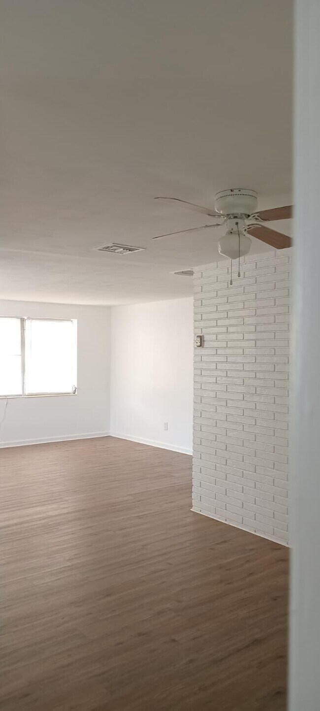 Building Photo - 131 E Camphor St