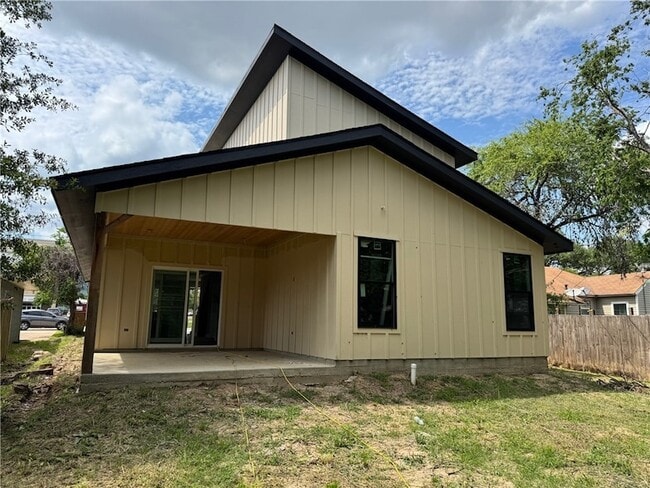 Building Photo - 807 S Coulter Dr