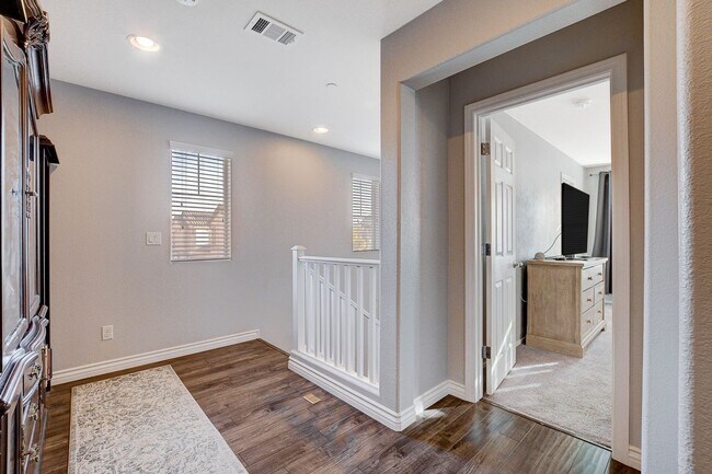Building Photo - Stunning 3 Bed Home with Loft, Den & Upgraded Kitchen