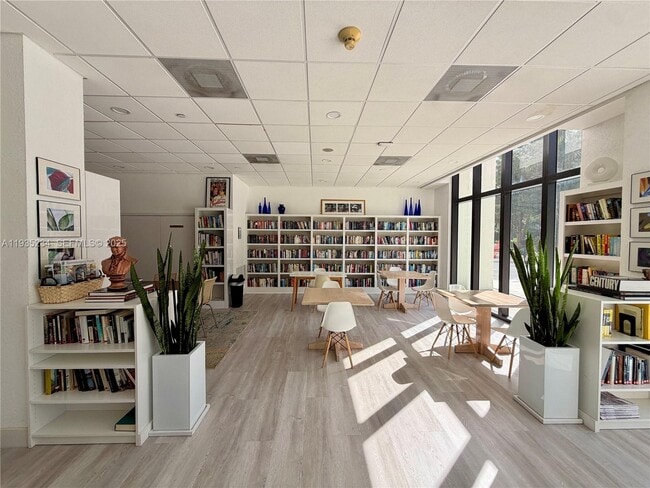 Building Photo - 1450 Brickell Bay Dr