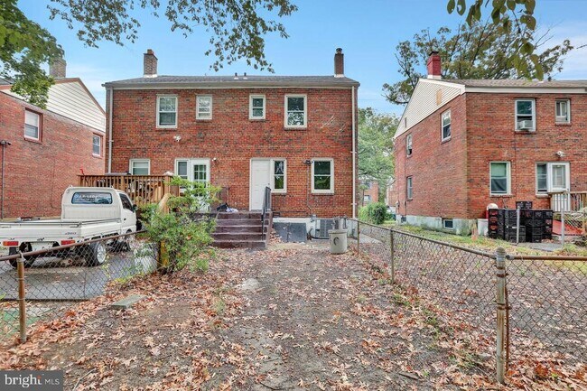 Building Photo - 331 Oakland St