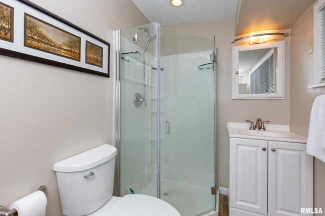 Building Photo - 4640 5th Ave