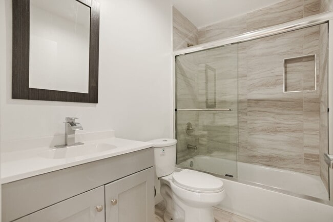 Building Photo - 4232 Rosewood Ave