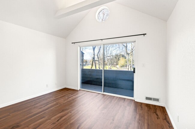 Building Photo - Bright 2 Bedroom 1.5 Bath Condo with Priva...