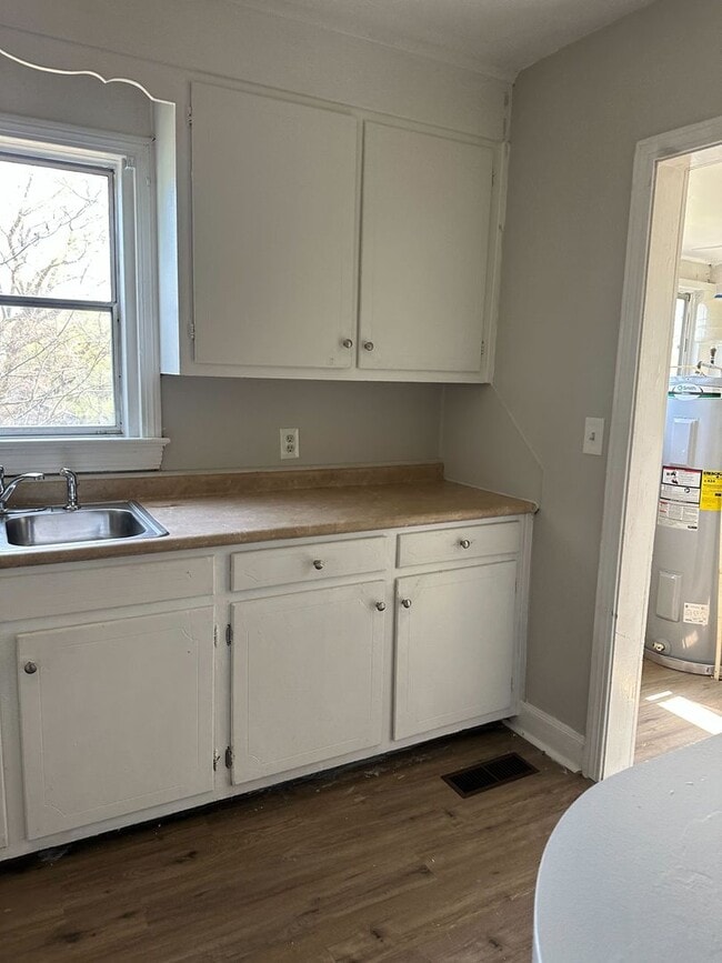 Building Photo - Classic Charm Meets Modern Comfort – 3BR/2BA Home