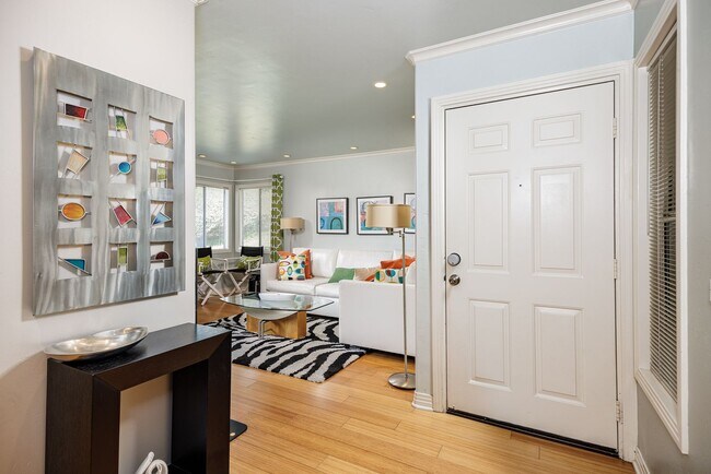 Building Photo - Long-Term | Vacation Rental | Laguna Beach