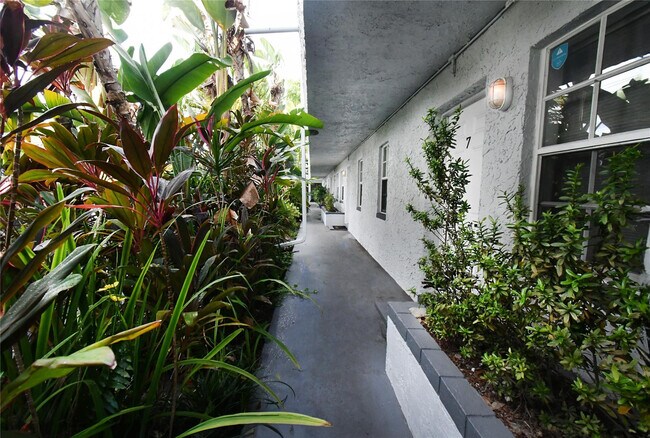 Building Photo - 900 NE 26th St