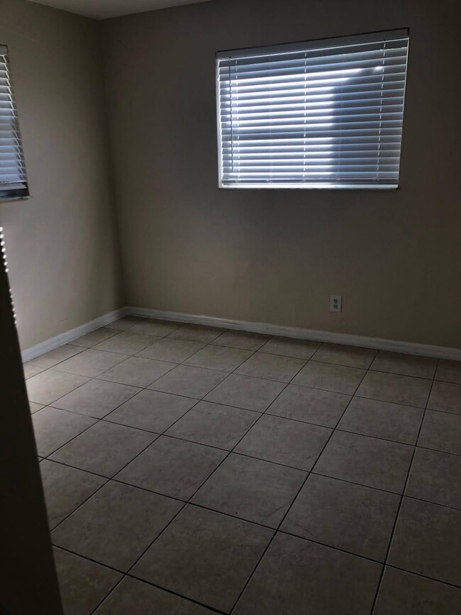 Building Photo - 404 NE 4th St