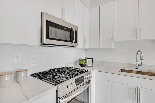 Building Photo - 1130 Penn St NE