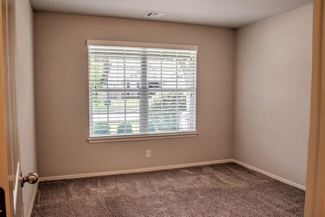 Building Photo - 4 bedroom, 3 car garage - Broken Arrow Schools