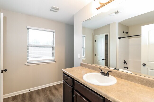 Building Photo - 2664 Calvary Dr