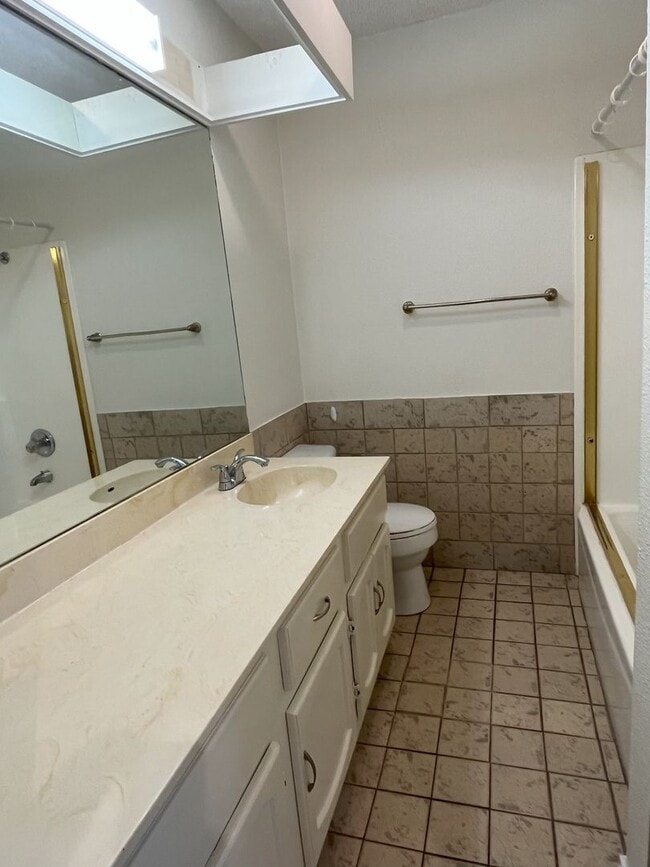 Building Photo - Big 3/2 Townhome Close to Downtown