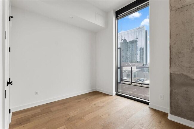 Building Photo - 84 East Ave