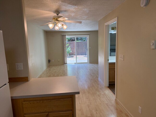 Building Photo - 2-bedroom townhouse in Eugene!