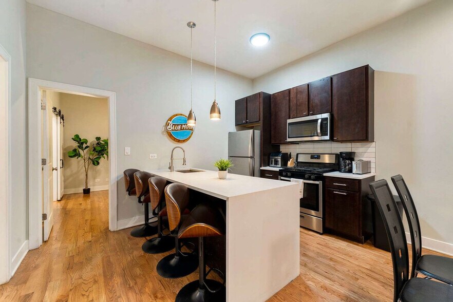 Building Photo - 2018 W 21st Pl