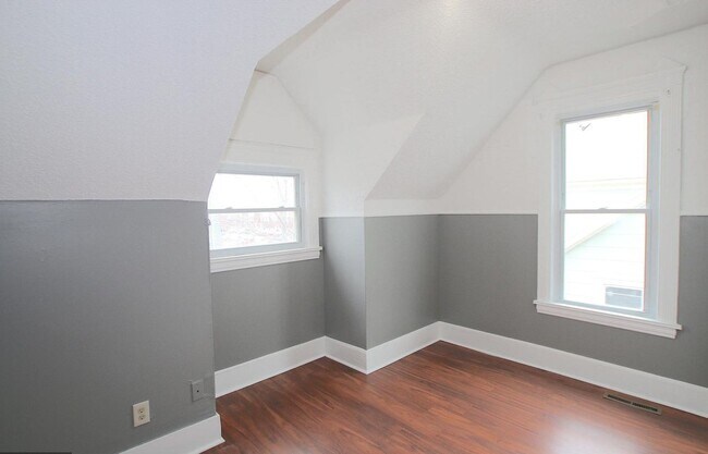 Building Photo - 220 E 27th St