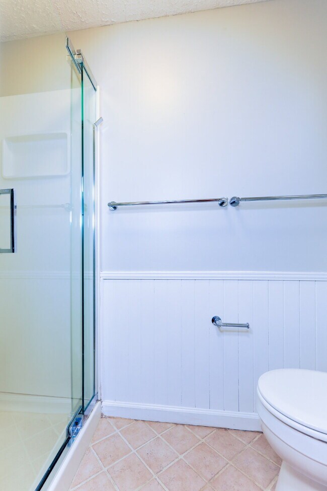 Building Photo - Bright and Spacious Townhome Living Near Reston