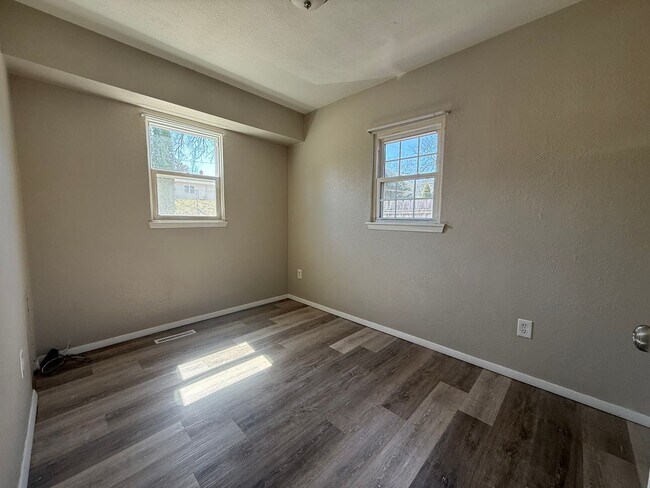 Building Photo - 215 Miriam Dr