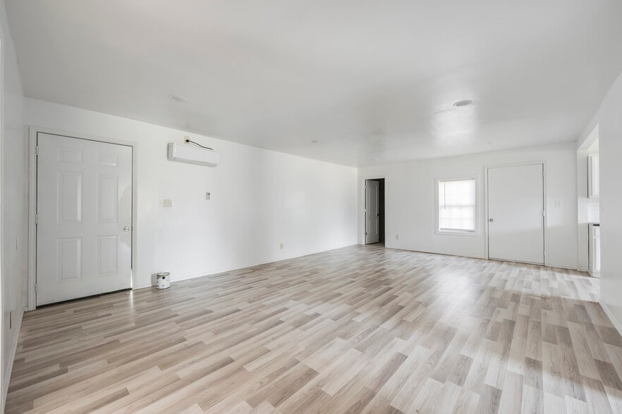 Building Photo - 725 E Morton St