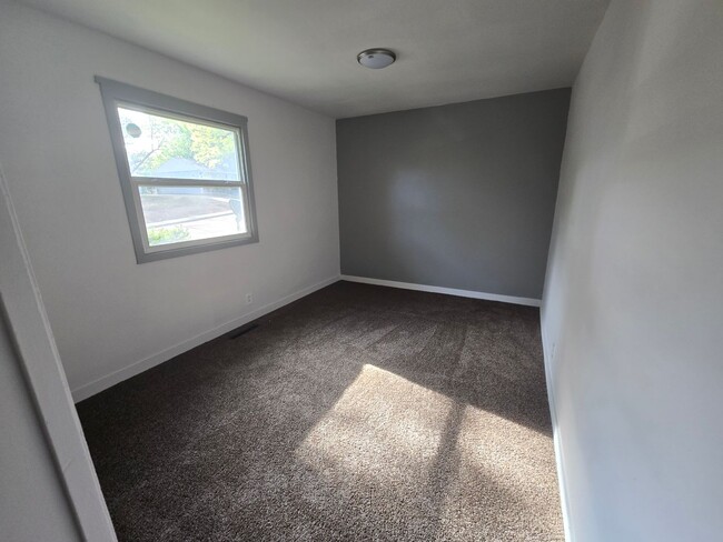 Building Photo - 3 bed 1 bath house w/ fenced in yard