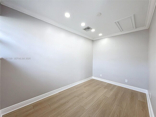 Building Photo - 2533 NE 21st Terrace