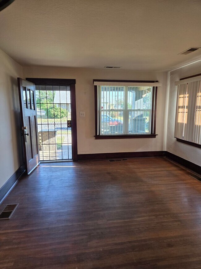 Building Photo - Two bedroom Charmer