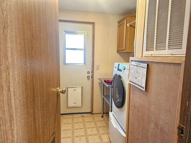 Building Photo - 13973applelane.is4lease.com