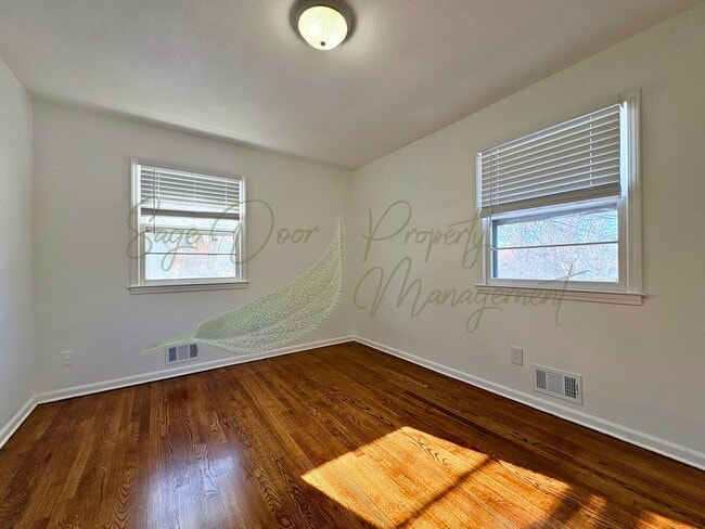 Building Photo - BEAUTIFULLY UPDATED 5 BED/ 3 BATH HOME WITH OVERSIZED GARAGE