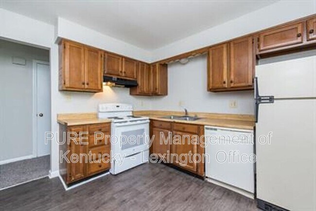 Building Photo - 3736 Camelot Dr