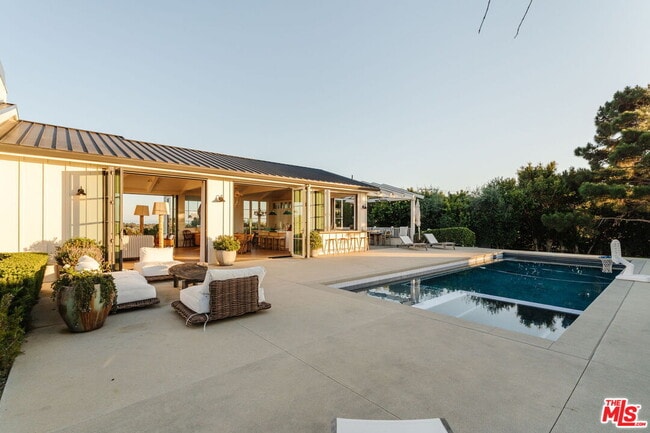 Building Photo - 5770 Busch Dr