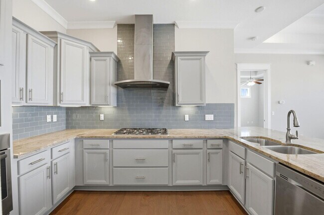 Building Photo - 26 E Pine Lands Lp