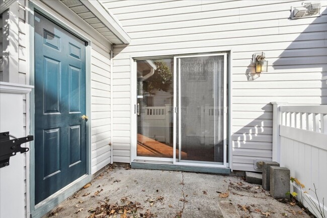 Building Photo - 27 F Tamarisk Quay