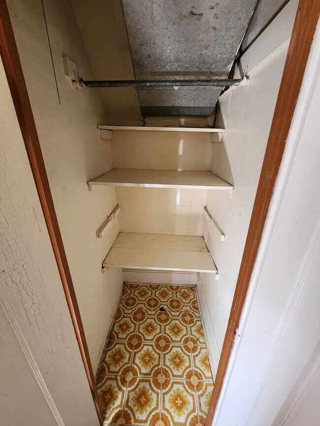 Building Photo - Spacious 3-Bedroom, 1-Bathroom Home AVAILA...