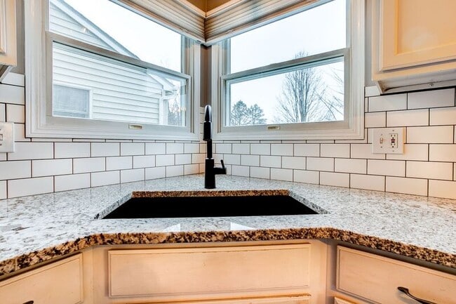 Building Photo - 8573 Olenbrook Dr