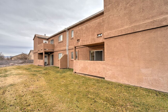 Building Photo - La Paloma Condo with 2-Bedrooms and 2-Bathrooms