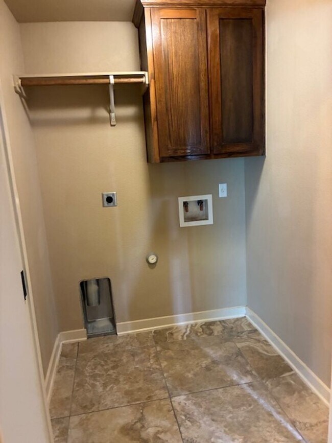 Building Photo - 3301 Lineage Loop