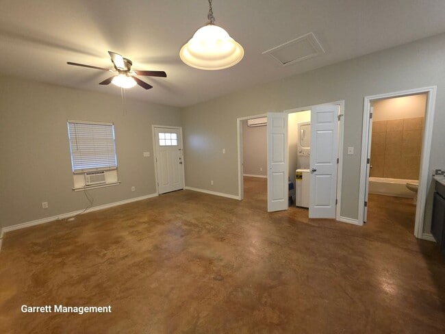 Building Photo - 1/1 House in the Country