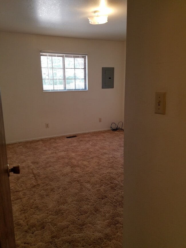 Building Photo - 2 bedroom 1 bath