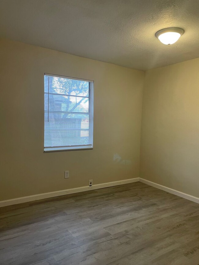 Building Photo - Move-in ready 4bed/1bath single family hom...