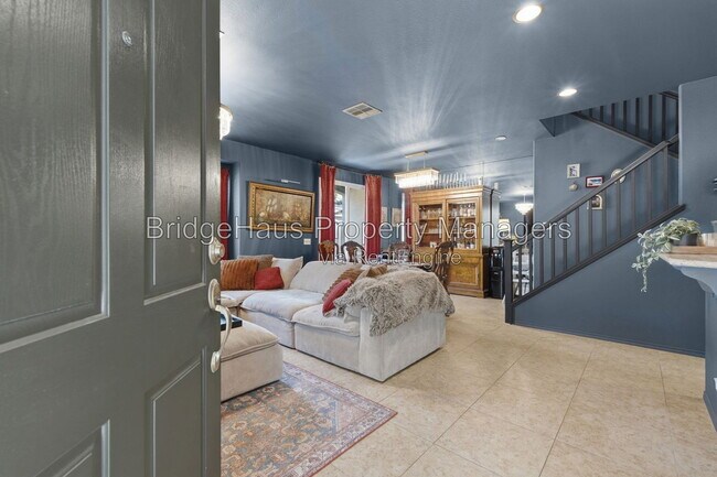 Building Photo - 425 S Meadowbrook Dr
