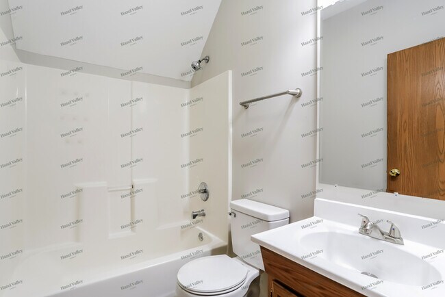 Building Photo - 522 Elaine Rd