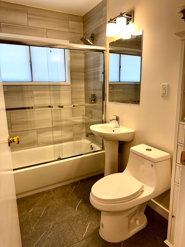 Building Photo - 12 Elves Ln