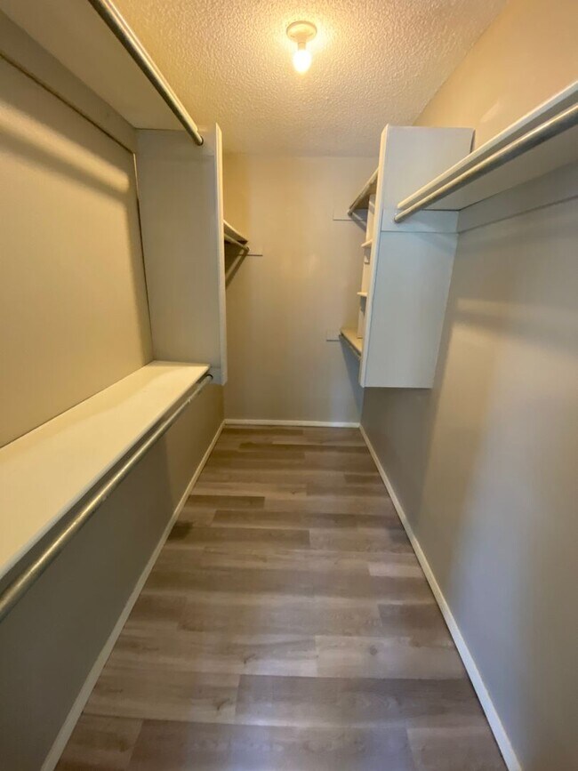 Building Photo - Updated 3 Bedroom, 2-1/2 Bathroom House on a Cul-de-sac