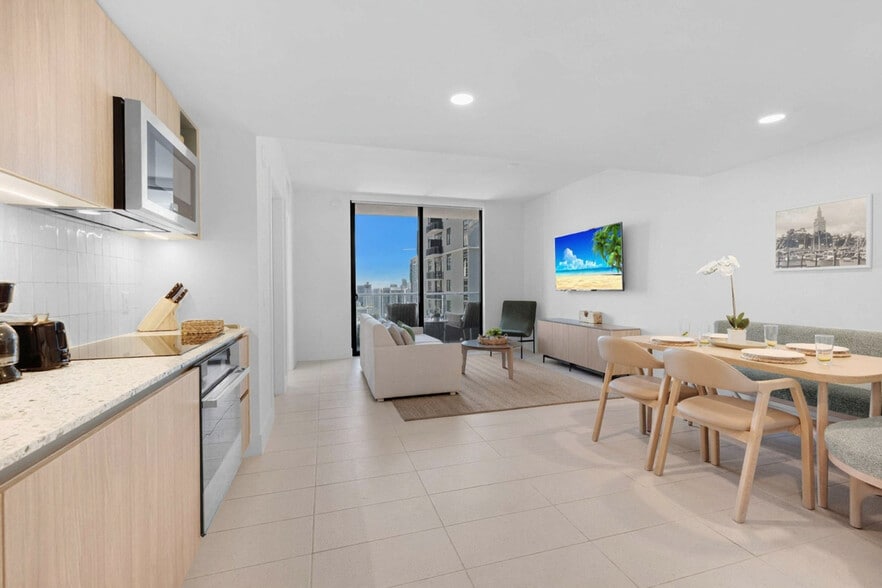 Building Photo - 601 NE 1st Ave