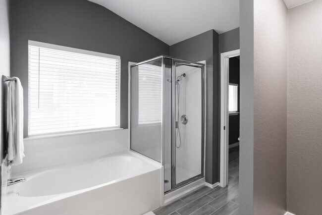 Building Photo - 692 Scheel-