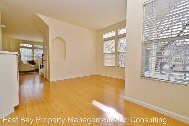 Building Photo - 3 br, 2.5 bath House - 3574 Fitzsimmons Cmn