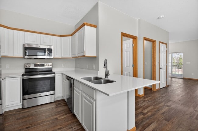 Building Photo - 3 Bedroom 3.5 bath