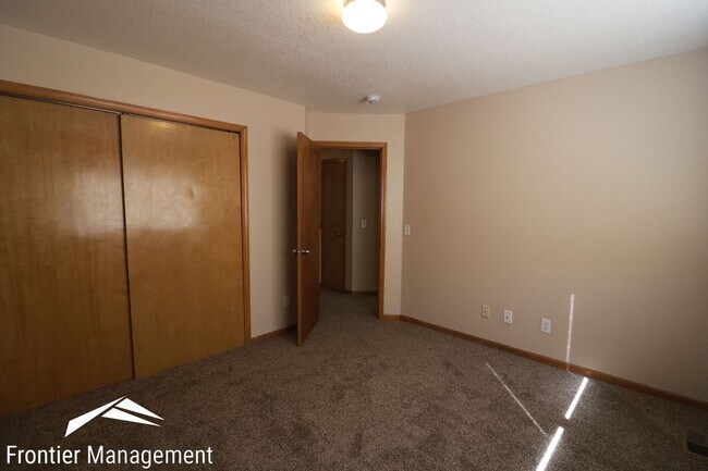 Building Photo - 911-913 Jackalope